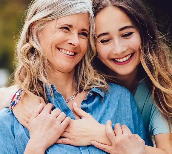 Anya és lánya együtt, boldogan.