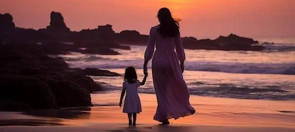 Anya és lánya együtt, boldogan, sétálnak a naplementében.