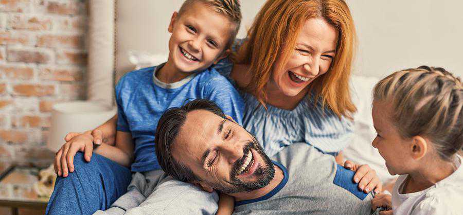 Pillangó, kiterjesztett szárnyakkal repül, a pillangó a reinkarnáció szimbóluma