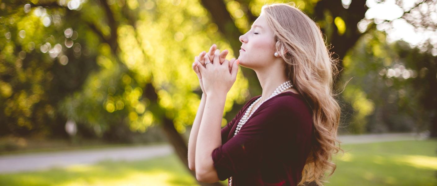 Pillangó, kiterjesztett szárnyakkal repül, a pillangó a reinkarnáció szimbóluma